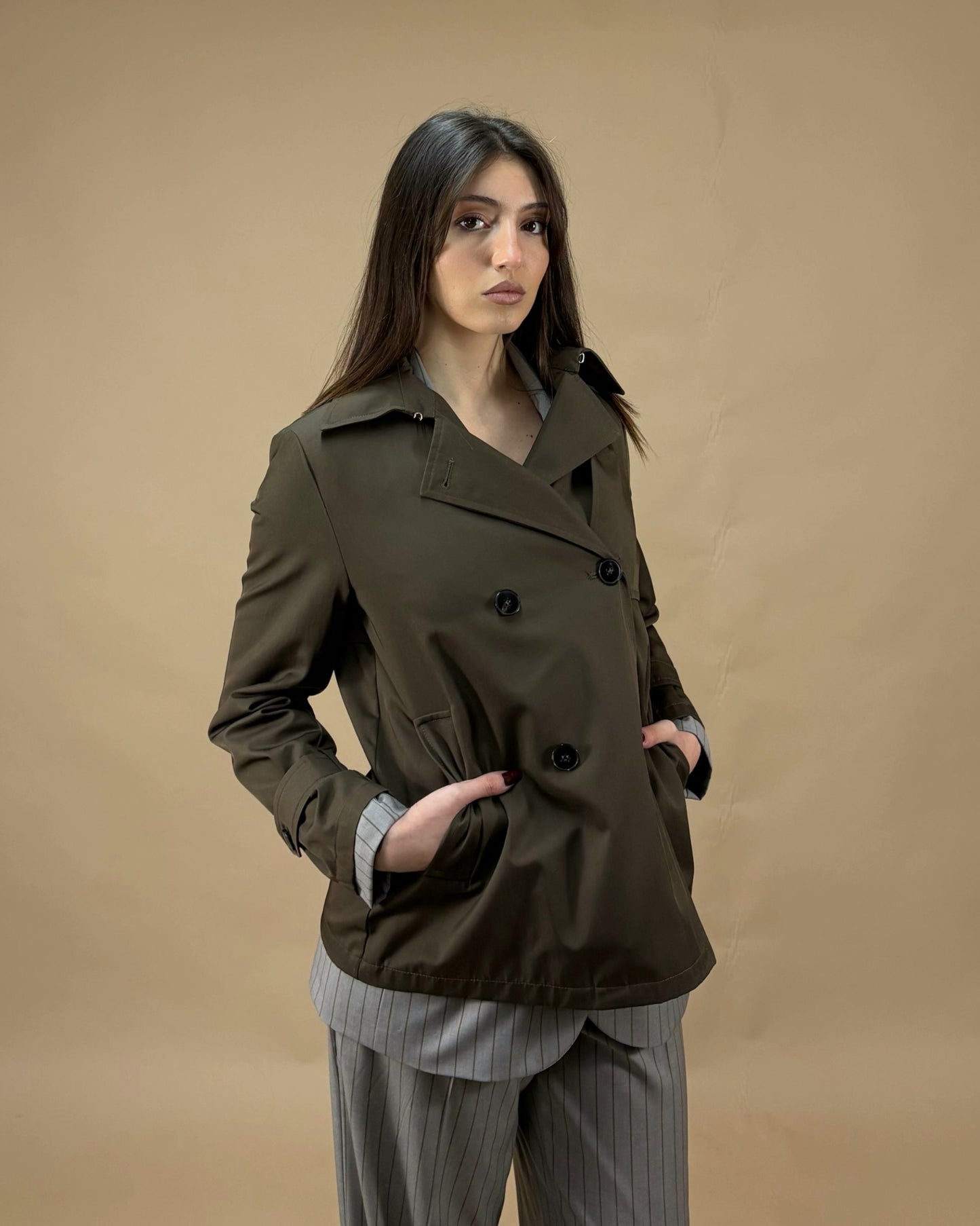 TRENCH CORTO