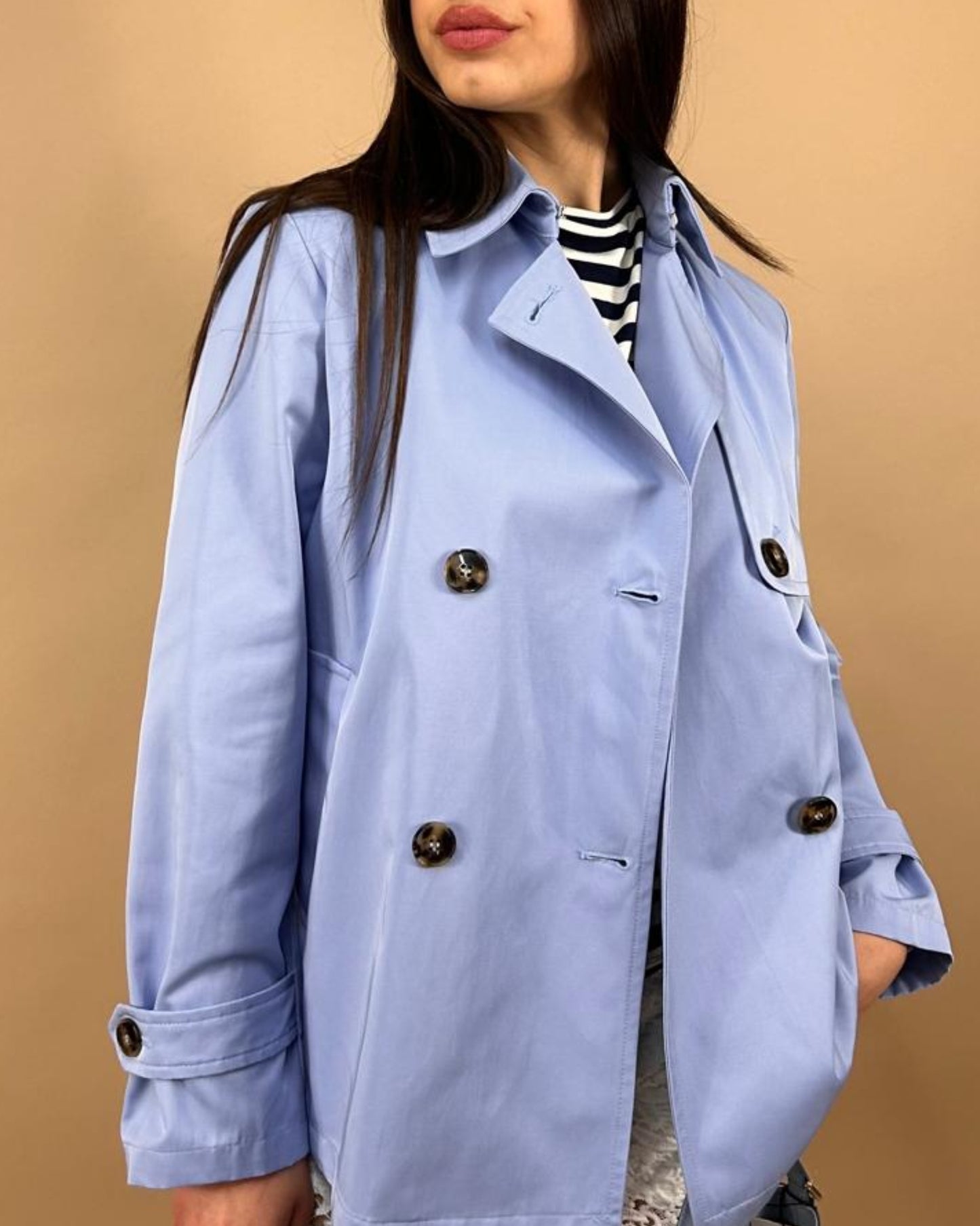 TRENCH CORTO