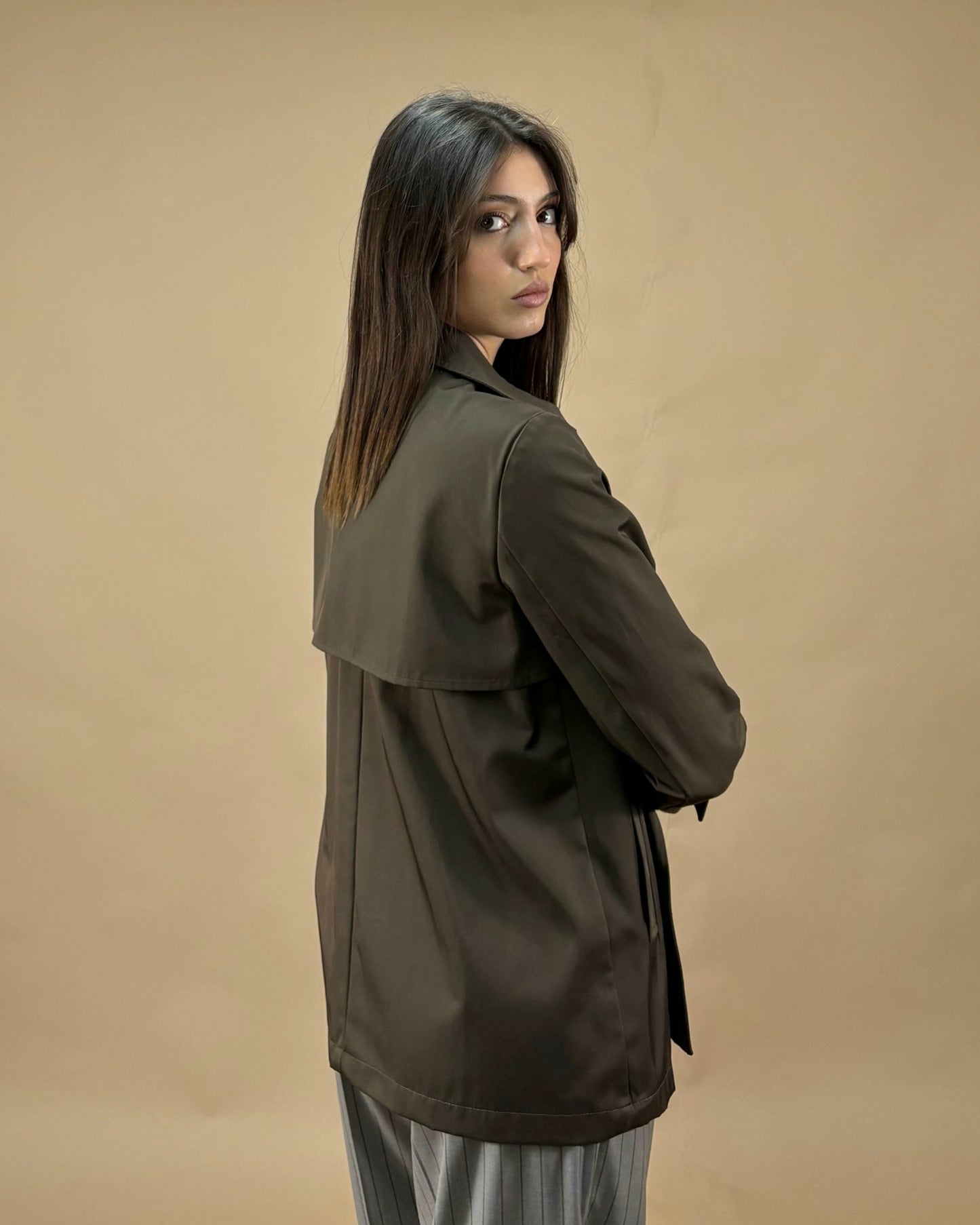 TRENCH CORTO