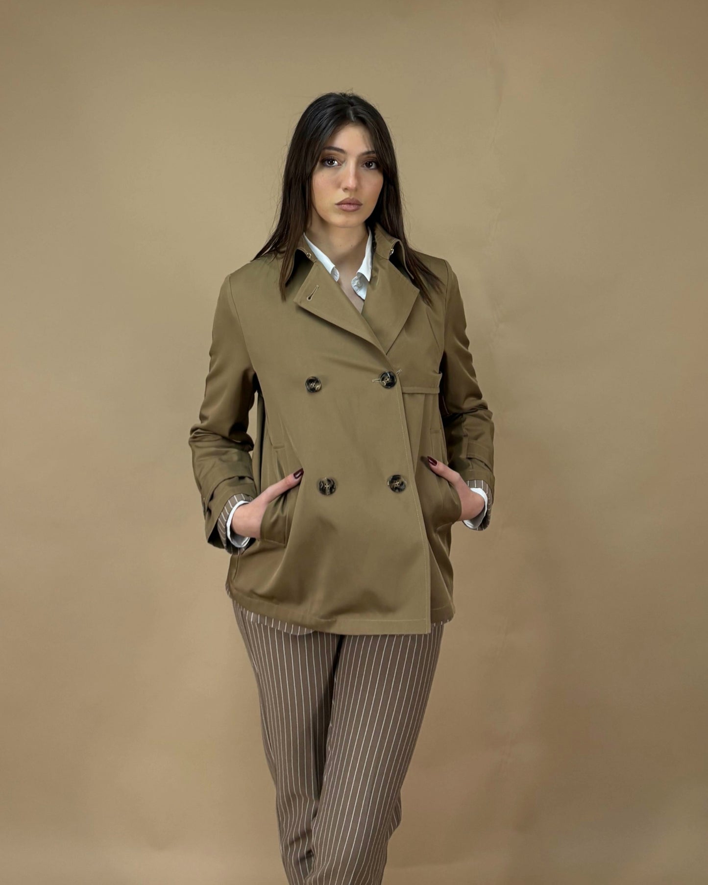 TRENCH CORTO