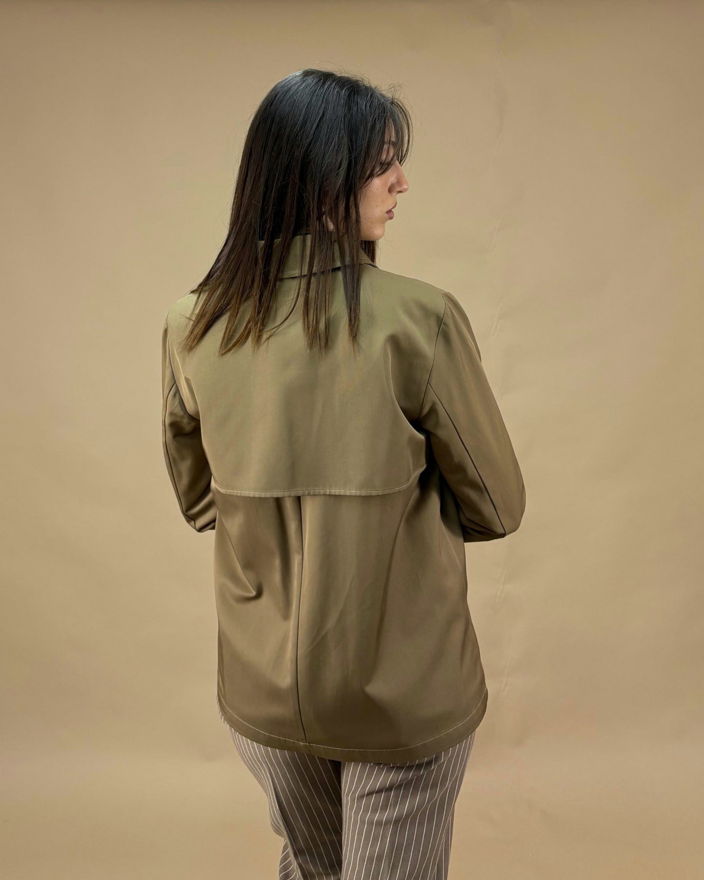 TRENCH CORTO
